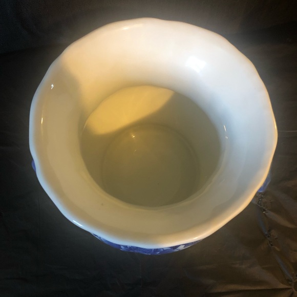 Chinoiserie fine porcelain lotus jardiniere with side handles 20th century EUC - Picture 3 of 8